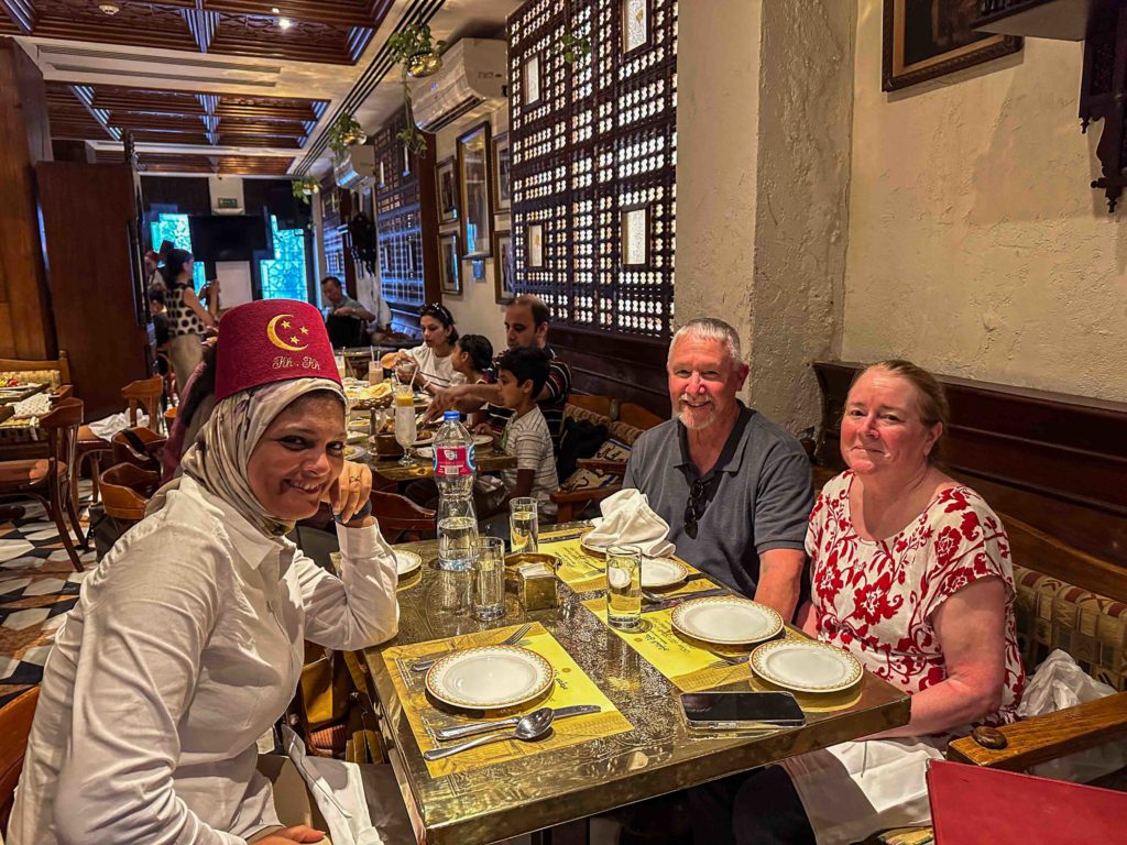 Dining at the Khan El Khalili Restaurant et Naguib Mahfouz Coffee Shop. The staff made Heba wear the Fez.